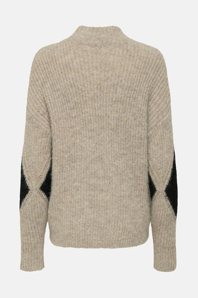 Pull à col roulé beige de JDY avec losanges noirs sur les manches, en tricot texturé.