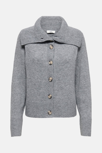 Pull gris de JDY, avec boutons et large col.
