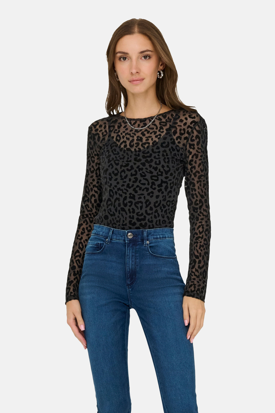 Zwart T-shirt met lange mouwen van JDY, met een toon-op-toon luipaardprint en gedragen met een blauwe jeans.
