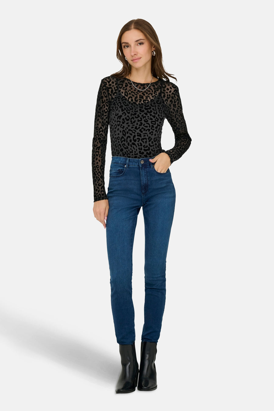 T-shirt à manches longues noir by JDY, avec un motif léopard ton sur ton et porté avec un jean bleu.
