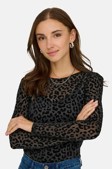 Zwart T-shirt met lange mouwen van JDY, luipaardprint, gedragen met een spijkerbroek en zilveren sieraden.