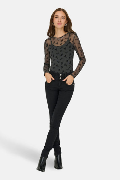 T-shirt à manches longues gris de JDY, motif fleuri noir sur maille transparente, porté avec un jean noir taille haute.