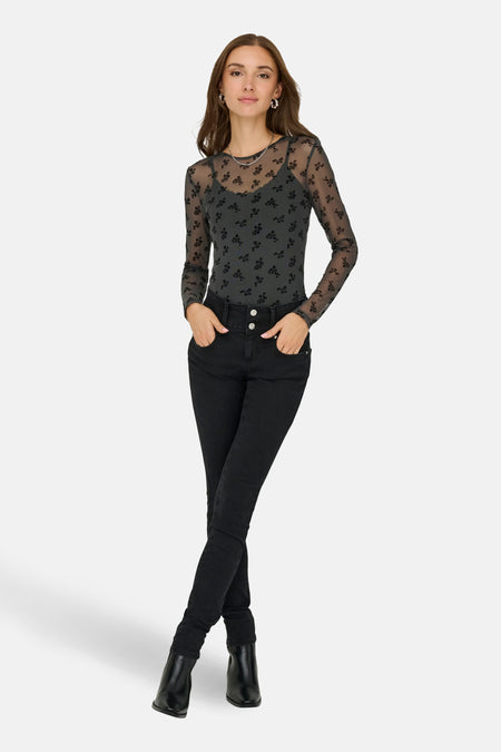 T-shirt à manches longues gris de JDY, motif fleuri noir sur maille transparente, porté avec un jean noir taille haute.