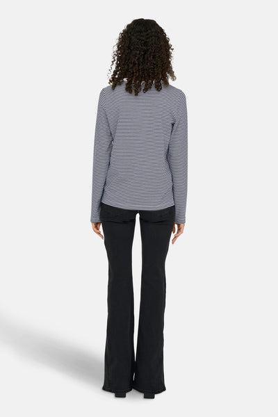 T-shirt à manches longues bleu de JDY, rayures horizontales, porté avec un pantalon noir évasé.