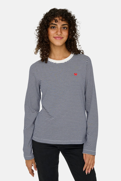 T-shirt à manches longues bleu de JDY, rayures horizontales et petit cœur rouge brodé.