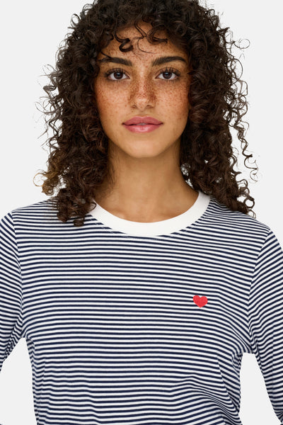 T-shirt à manches longues bleu à rayures, de JDY, avec un petit cœur rouge brodé.
