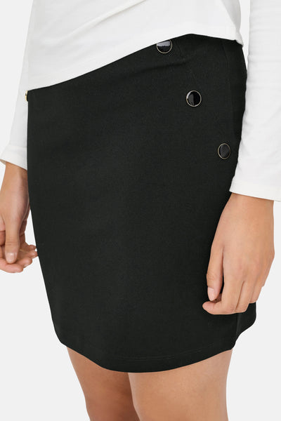 Jupe courte noire par JDY, ornée de boutons décoratifs, portée avec un haut blanc à manches longues.
