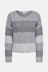 Pull col rond en tricot multicolore de JDY, avec des rayures horizontales grises de différentes nuances.