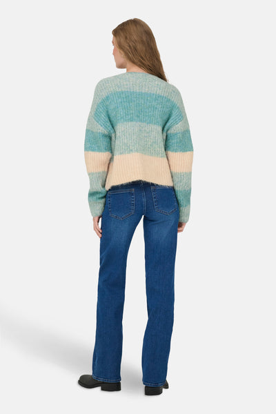 Pull col rond bleu de JDY, à rayures horizontales, porté avec un jean bleu et des chaussures noires.