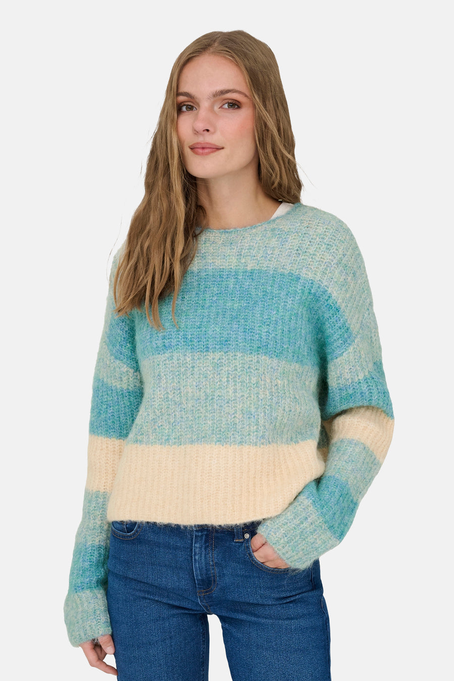 Ronde hals trui met ronde hals in blauwe pluizige mesh van JDY, met turquoise en crèmekleurige horizontale strepen, gedragen met een spijkerbroek.