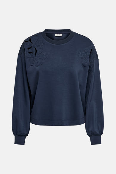 Blauwe sweater van JDY met getextureerd detail op de schouder en aansluitende lange mouwen, achterzijde.
