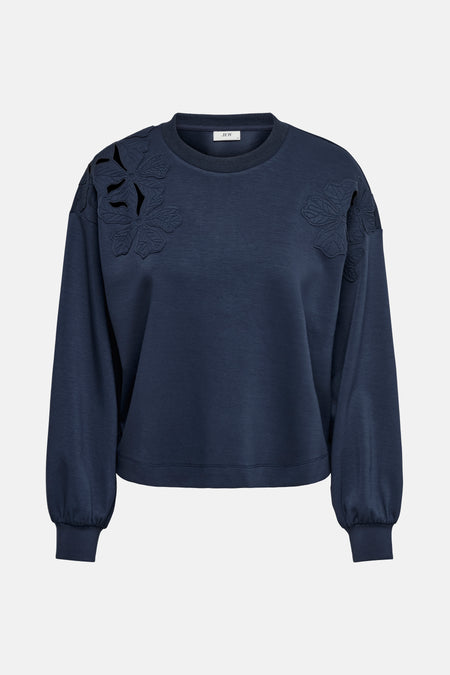 Blauwe sweater van JDY met getextureerd detail op de schouder en aansluitende lange mouwen, achterzijde.