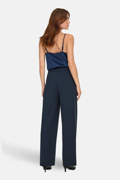 Blauwe broek van JDY, losse pasvorm met elastische tailleband, gedragen met een bijpassende camisole en hakken.