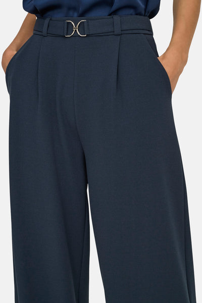 Pantalon bleu marine de JDY, avec ceinture à boucle argentée, poches latérales et coupe ample.