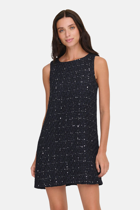 Zwarte jurk van ONLY® met subtiele pailletten en zwarte sandalen met bandjes.