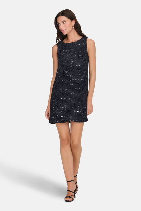 Robe noire de ONLY® avec des paillettes subtiles et des sandales à lanières noires.
