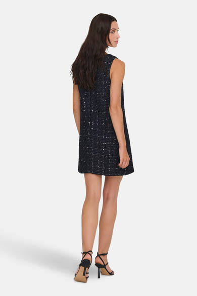 Robe noire de ONLY, à motif texturé, portée avec des talons à brides.
