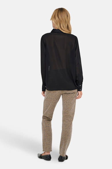Zwart overhemd met lange mouwen van ONLY, gedragen met een broek met luipaardprint en zwarte platte schoenen.