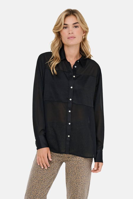 Zwart overhemd met lange mouwen van ONLY®, met deels doorschijnende stof en een broek met luipaardprint.