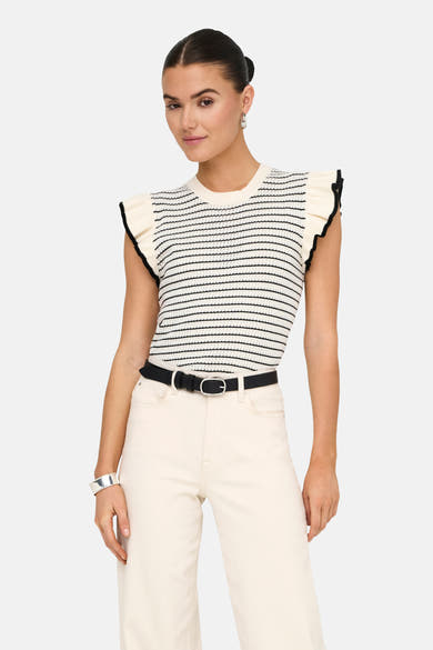 Wit gestreept T-shirt van JDY, met zwarte strepen en ruchesmouwen, gedragen met een zwarte riem en een zilveren armband.