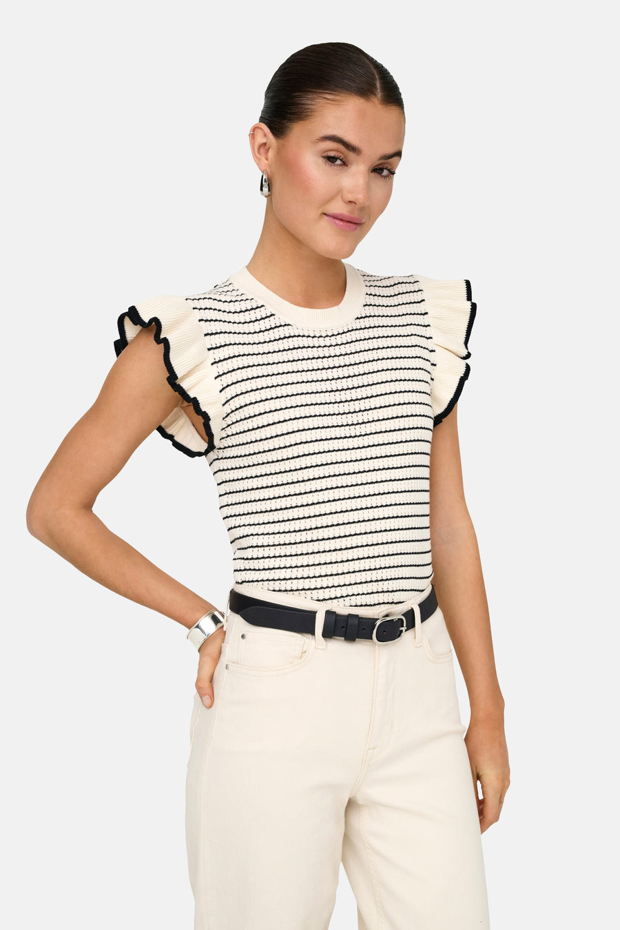 Wit gestreept T-shirt van JDY, met ruches op de schouders, gedragen met een beige broek en een zwarte riem.
