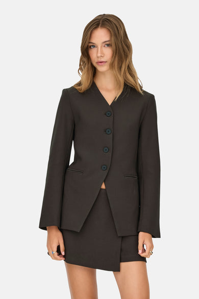 Bruine blazer van ONLY, gedragen met een wikkelrok en zwarte enkellaarsjes.