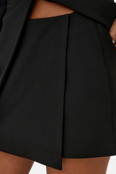 Jupe-short noire de ONLY, avec un pli sur le devant.

