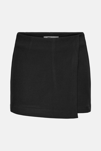 Jupe-short noire de ONLY, coupe portefeuille asymétrique.
