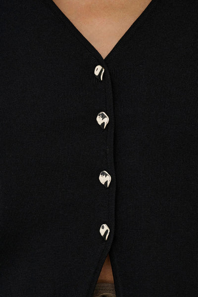 Gilet noir de JDY avec des boutons argentés brillants et une maille fine.