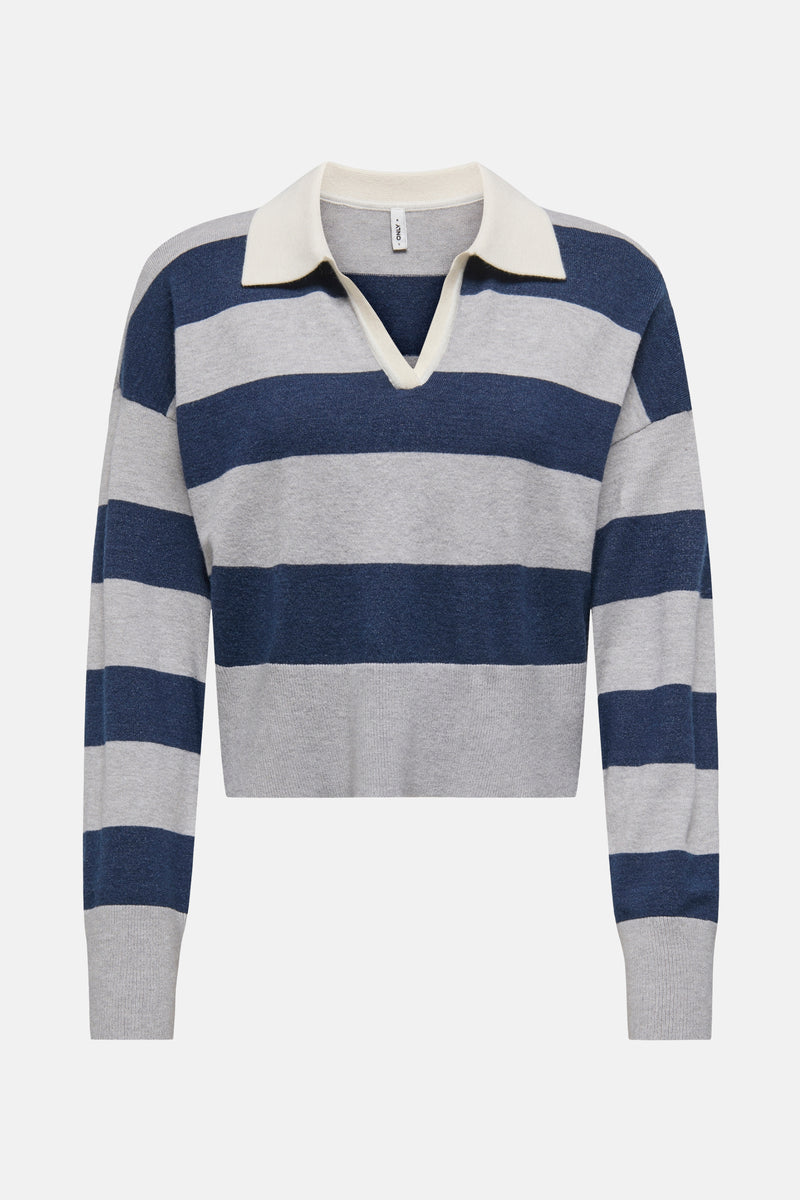 Pull rayé bleu et gris par ONLY, avec col polo blanc et coupe courte.
