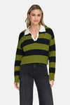 Groene gestreepte trui van ONLY®, met een witte kraag en een zwarte broek met wijde pijpen.