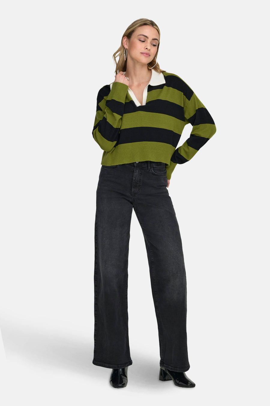 Pull vert rayé de ONLY®, avec un col blanc et un pantalon noir à jambes larges.