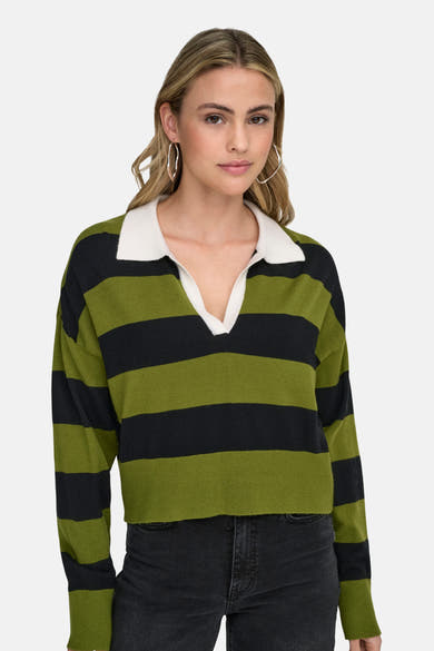 Groene trui met zwarte strepen van ONLY, gedragen met een zwarte jeans en zilveren oorbellen.