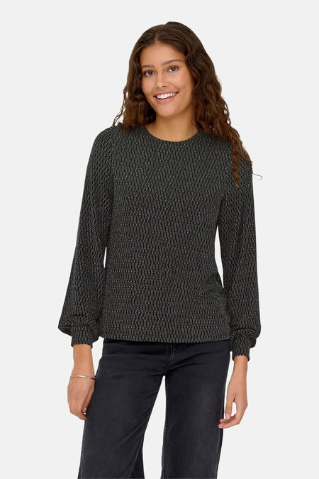 Zwarte blouse met lange mouwen van ONLY, met een subtiel geometrisch patroon, gedragen met een zwarte jeans en enkellaarsjes.