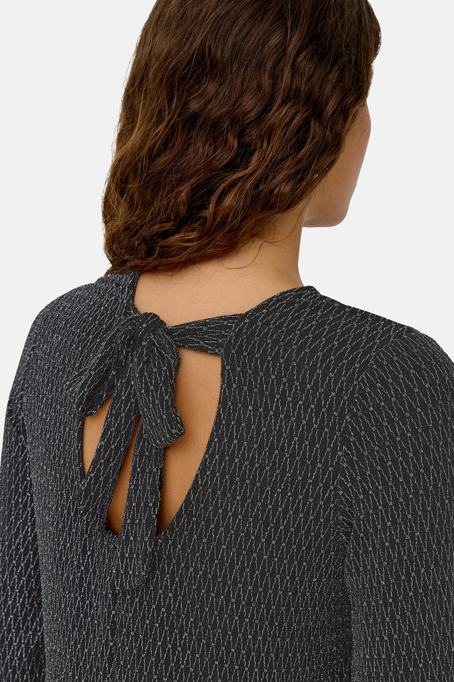 Zwarte blouse met lange mouwen van ONLY®, versierd met een decoratieve strik aan de achterkant