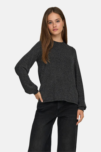 Zwarte blouse met lange mouwen van ONLY®, met een textuurpatroon en gedragen met een zwarte high-waist jeans.