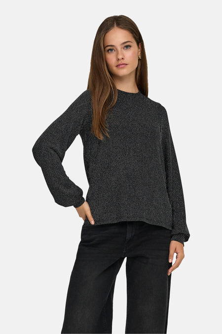 Zwarte blouse met lange mouwen van ONLY®, met een textuurpatroon en gedragen met een zwarte high-waist jeans.