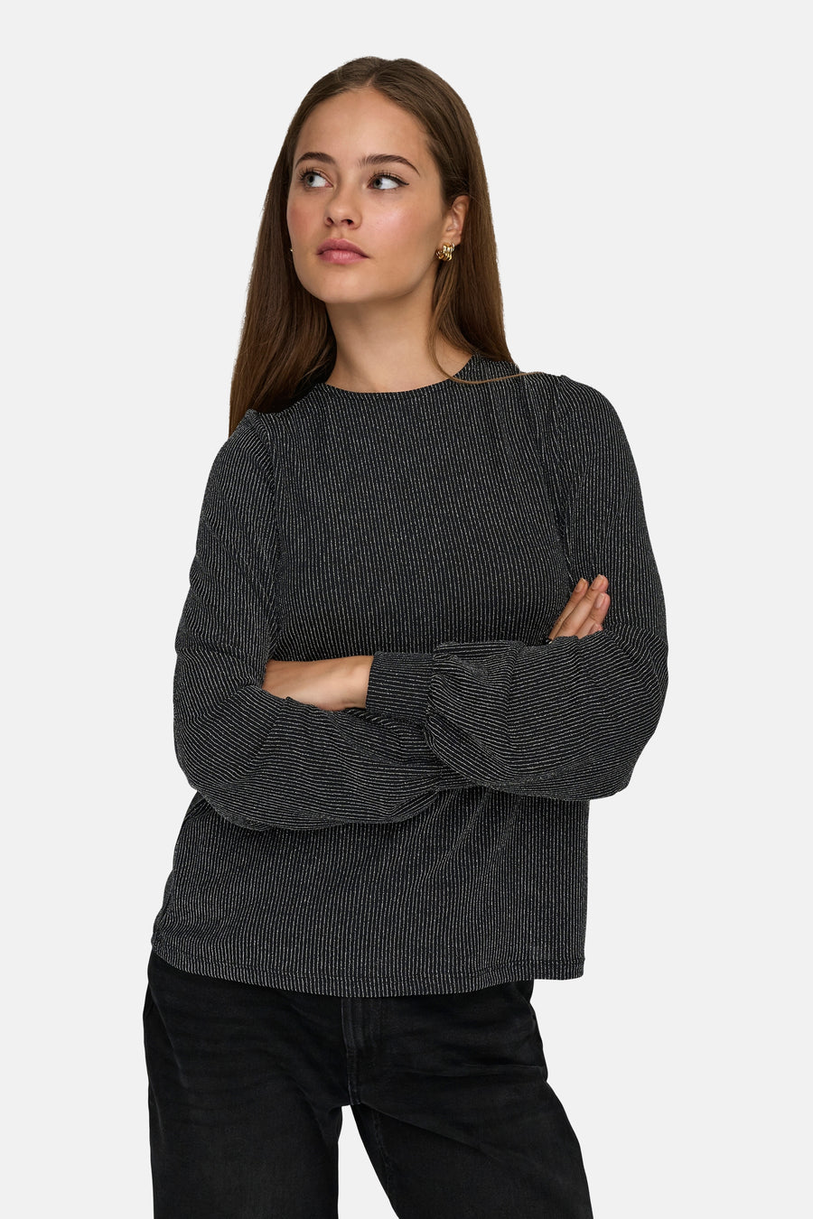 Zwart blouse met lange mouwen van ONLY®, met zilveren strepen en geplooide details op de schouders, gedragen met een zwarte jeans.