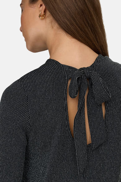 Zwarte blouse met lange mouwen van ONLY, met striksluiting aan de achterkant en subtiel streepdessin.