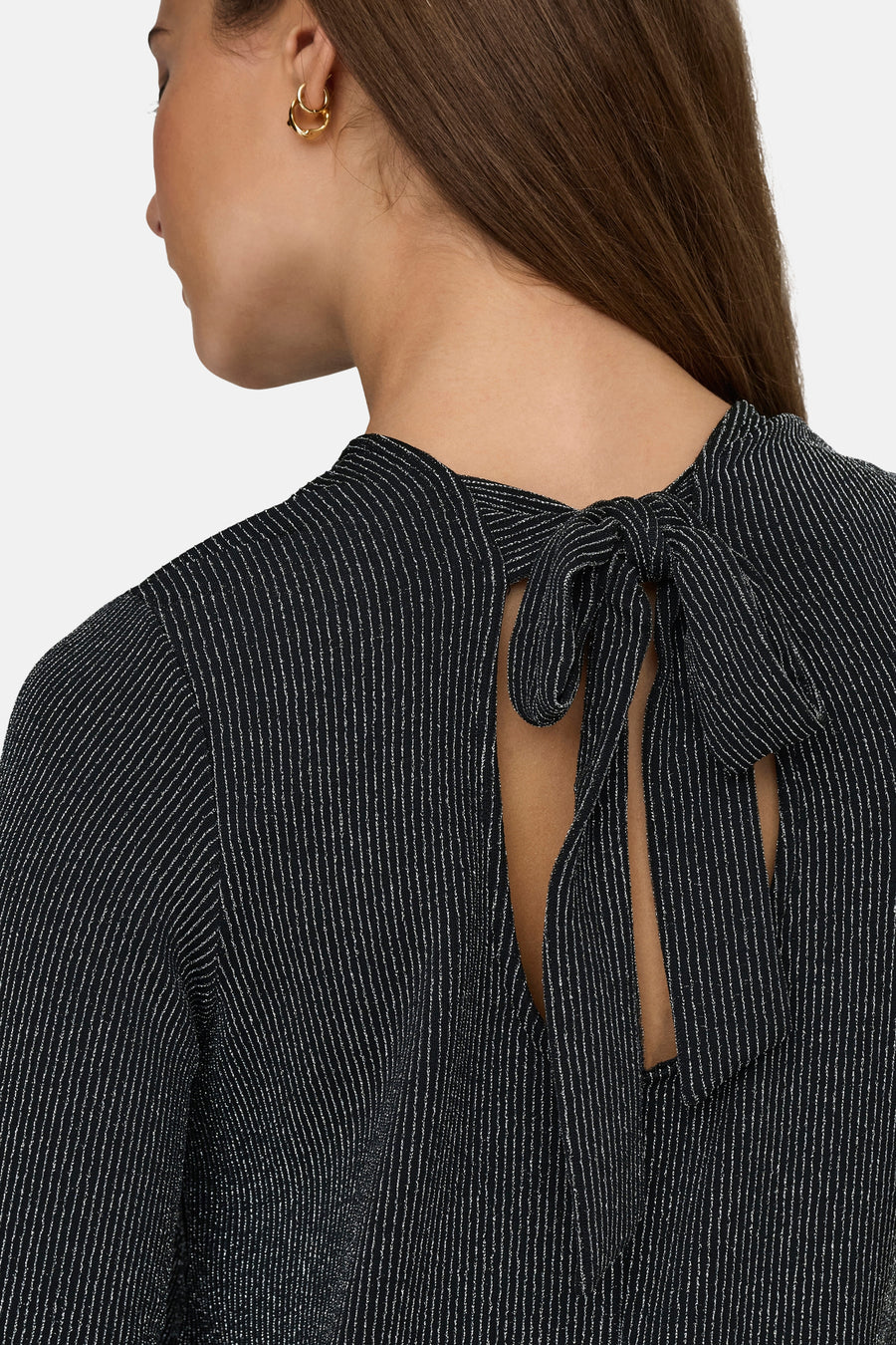 Zwarte blouse met lange mouwen van ONLY, met striksluiting aan de achterkant en subtiel streepdessin.