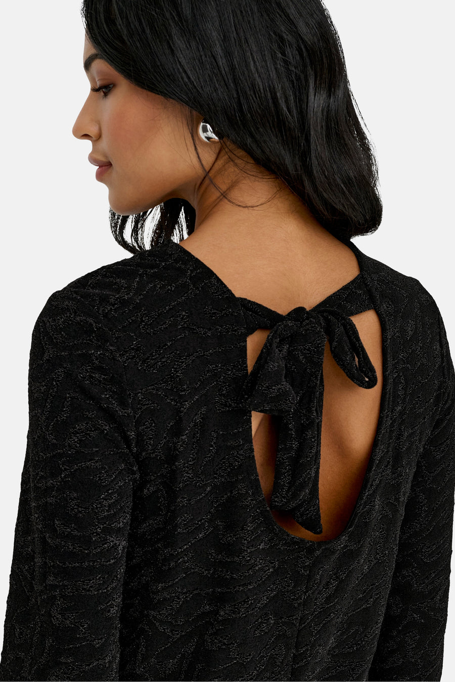 Zwart blouse met lange mouwen van ONLY®, versierd met een decoratieve strik op de rug.