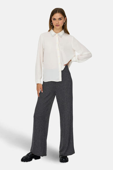 Pantalon noir à rayures fines de ONLY, coupe ample et chaussures noires à plateforme.
