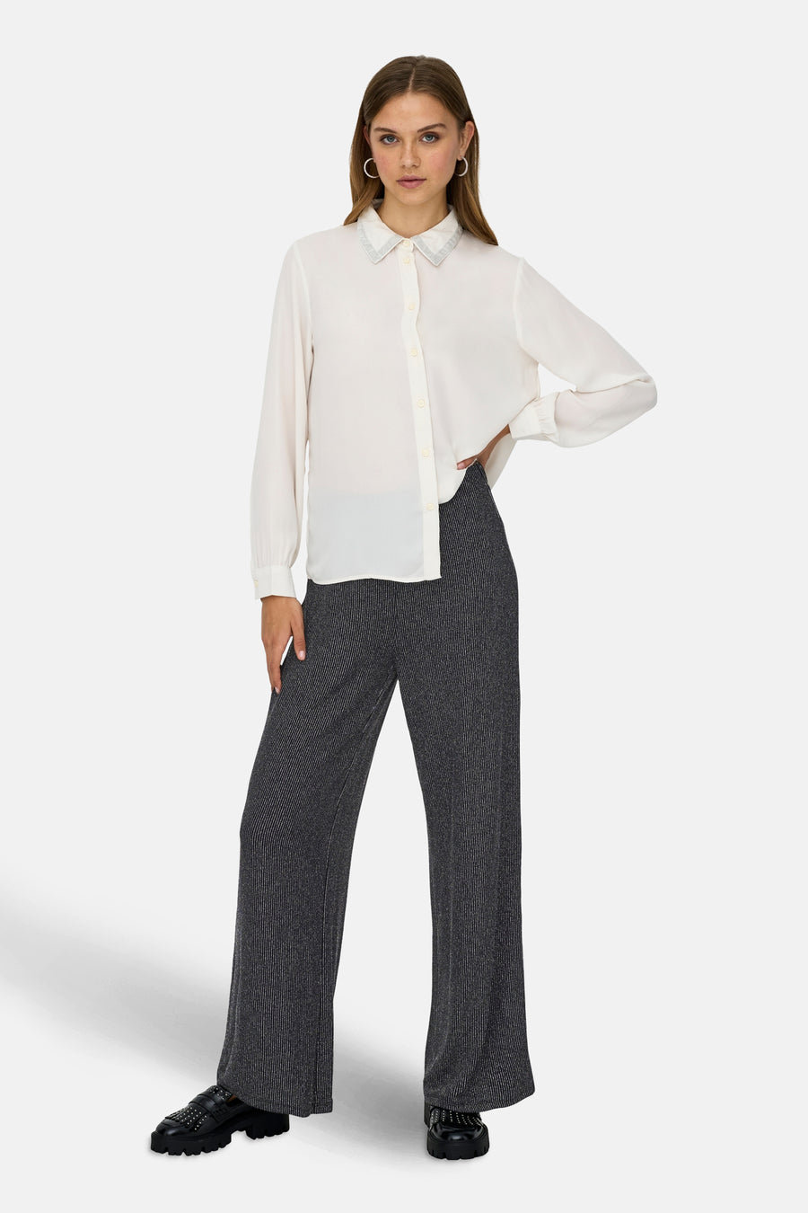 Pantalon noir à rayures fines de ONLY, coupe ample et chaussures noires à plateforme.
