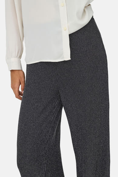 Zwarte broek met fijne strepen van ONLY, gedragen met een crèmekleurig overhemd