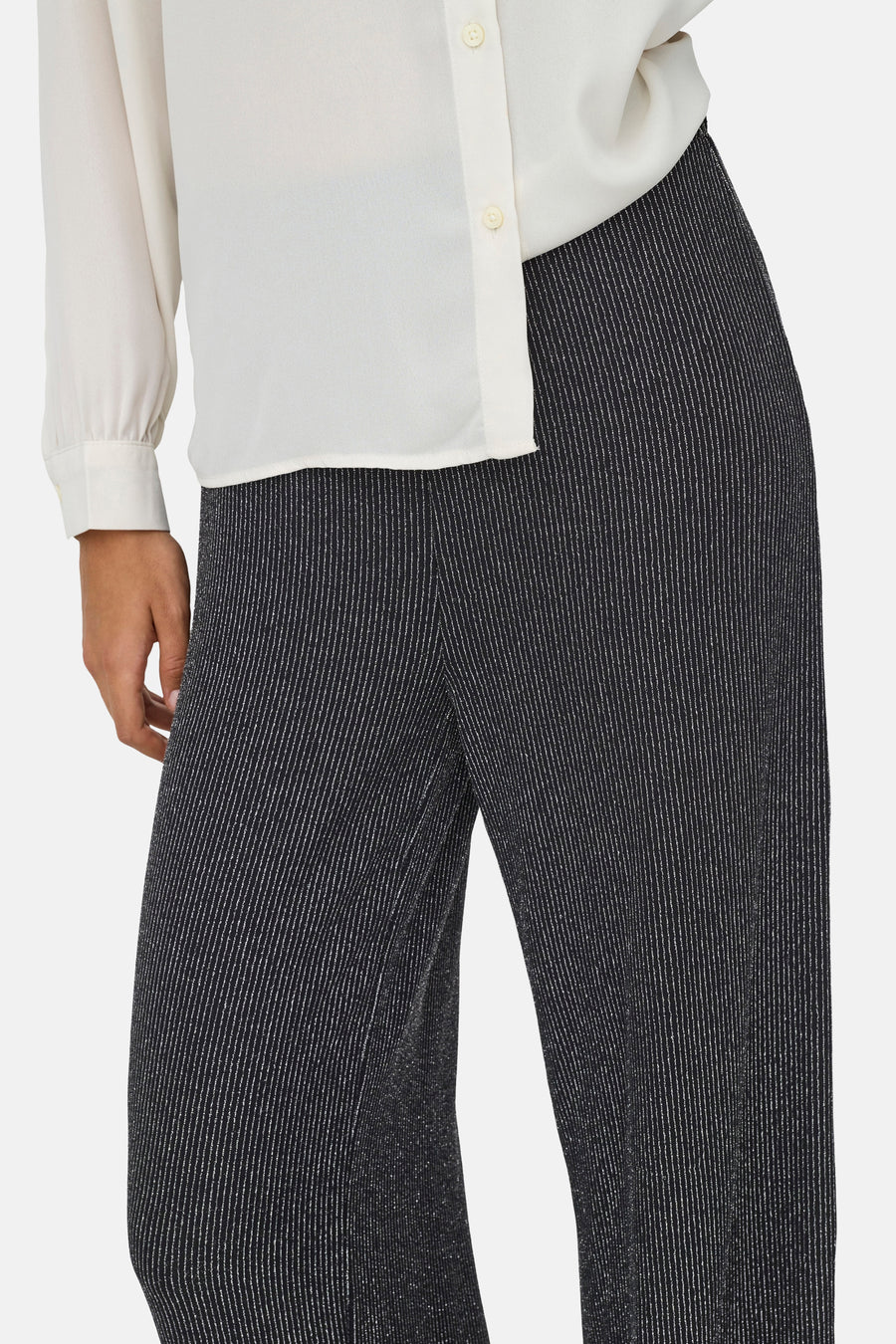 Zwarte broek met fijne strepen van ONLY, gedragen met een crèmekleurig overhemd