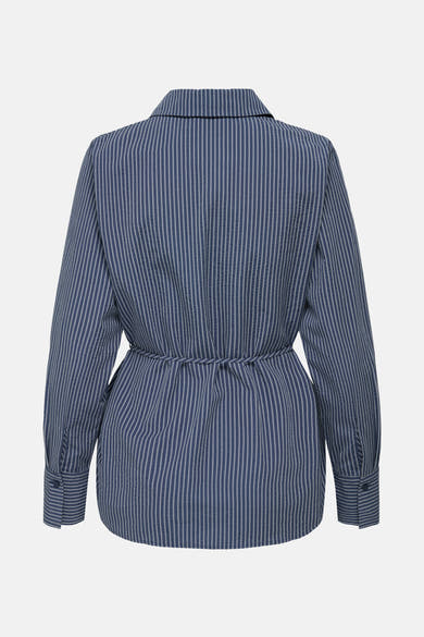 Chemisier bleu à rayures de JDY, avec cordon de serrage à la taille et manches longues boutonnées.
