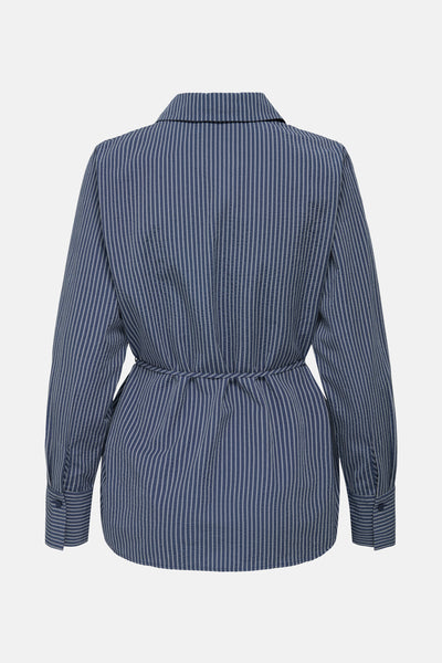 Chemisier bleu à rayures de JDY, avec cordon de serrage à la taille et manches longues boutonnées.
