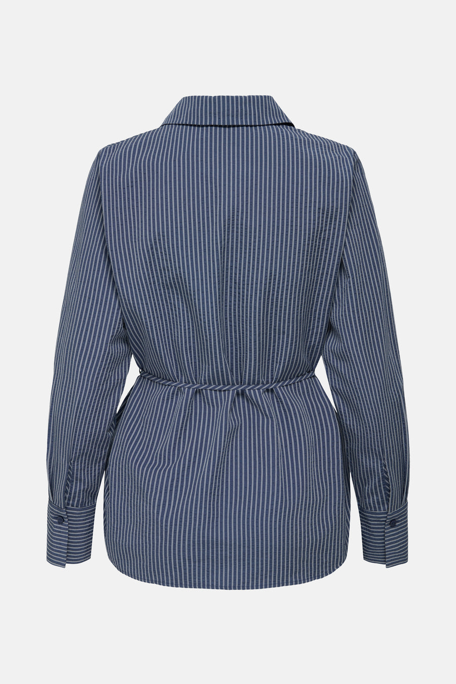 Chemisier bleu à rayures de JDY, avec cordon de serrage à la taille et manches longues boutonnées.
