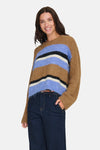 Pull col rond en maille multicolore de ONLY, à rayures horizontales sur un mannequin souriant en jean.
