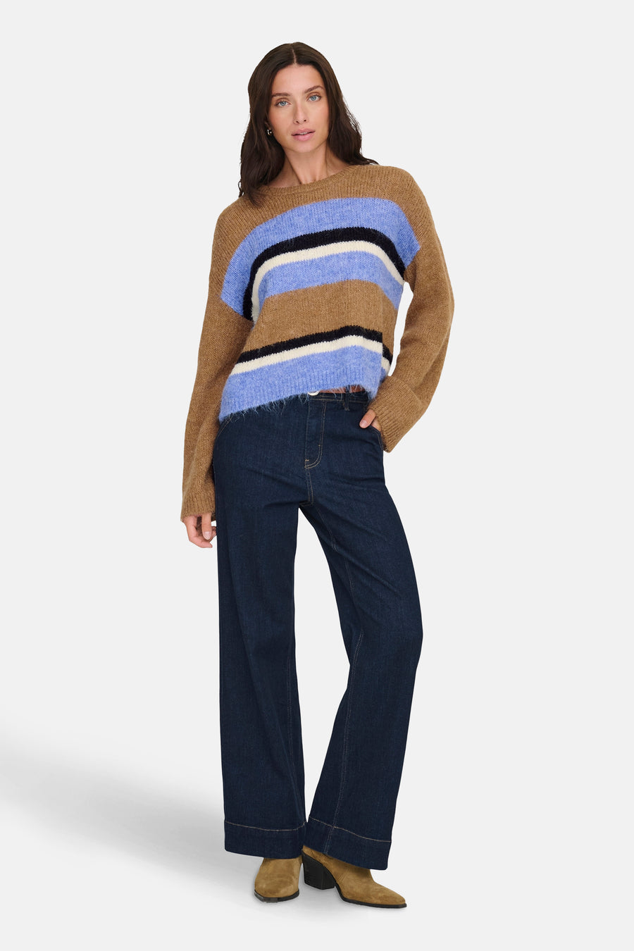 Pull à rayures multicolores de ONLY, porté avec un jean évasé et des bottines en daim.
